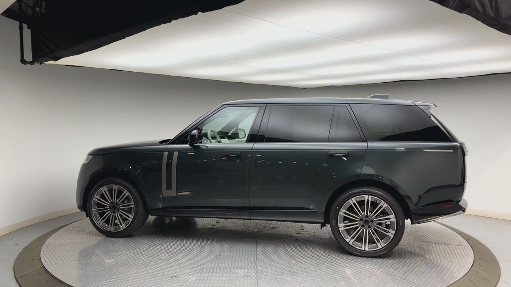 New 2026 Belgravia Green Land Rover SE image 5