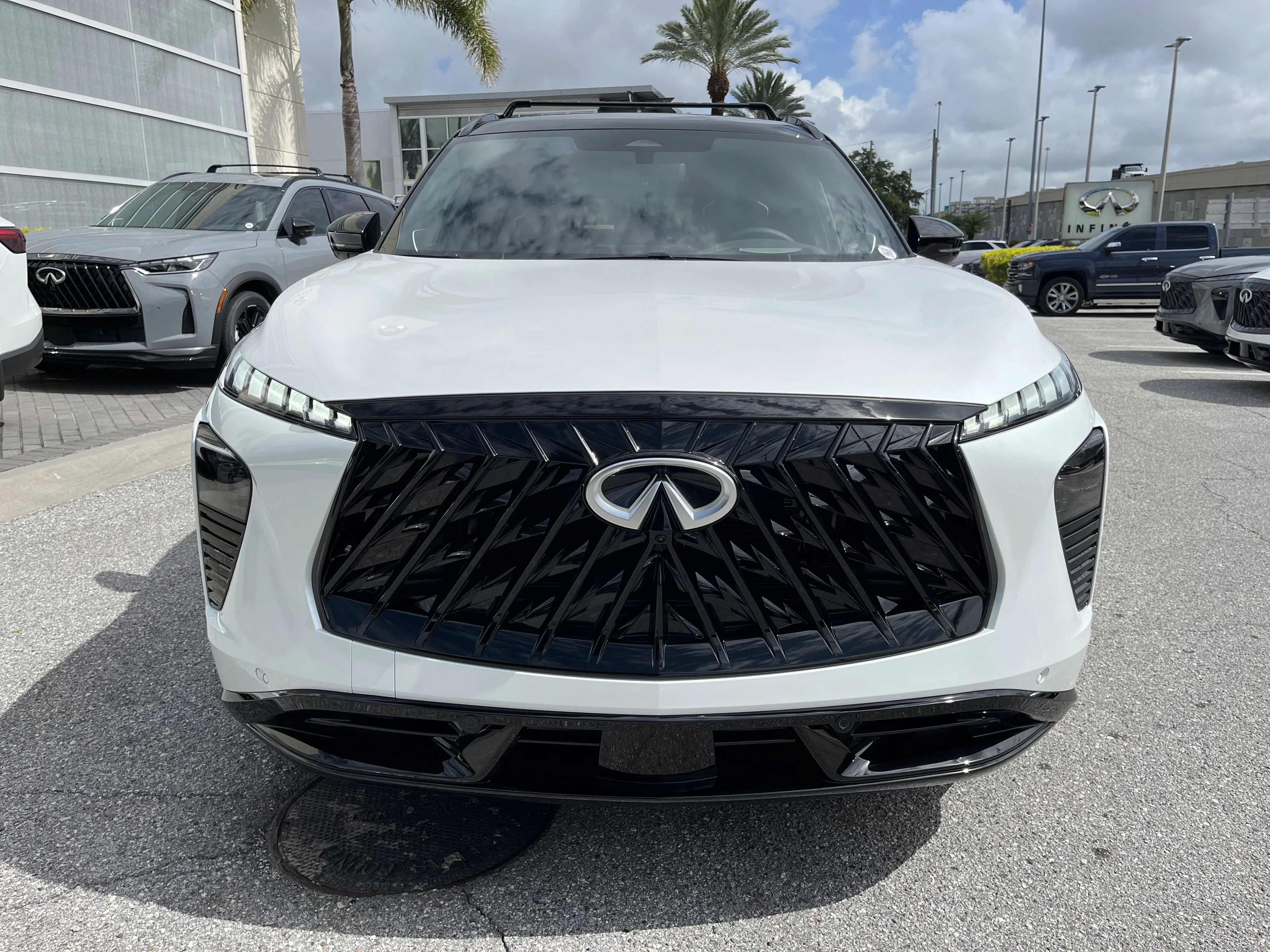 New 2027 Radiant White/Black Obsidian INFINITI AUTOGRAPH image 9
