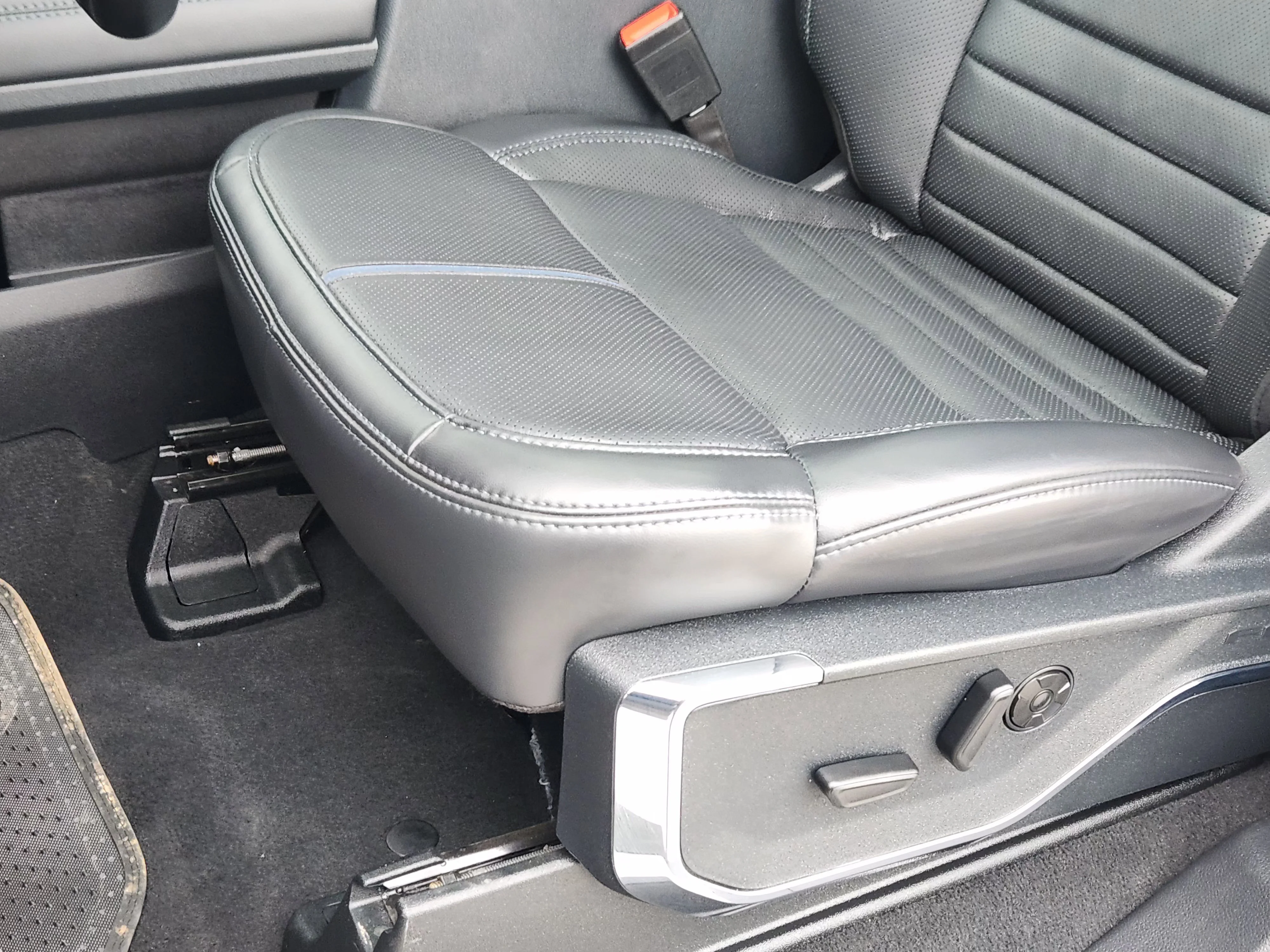 Used 2025  Ford Platinum image 25