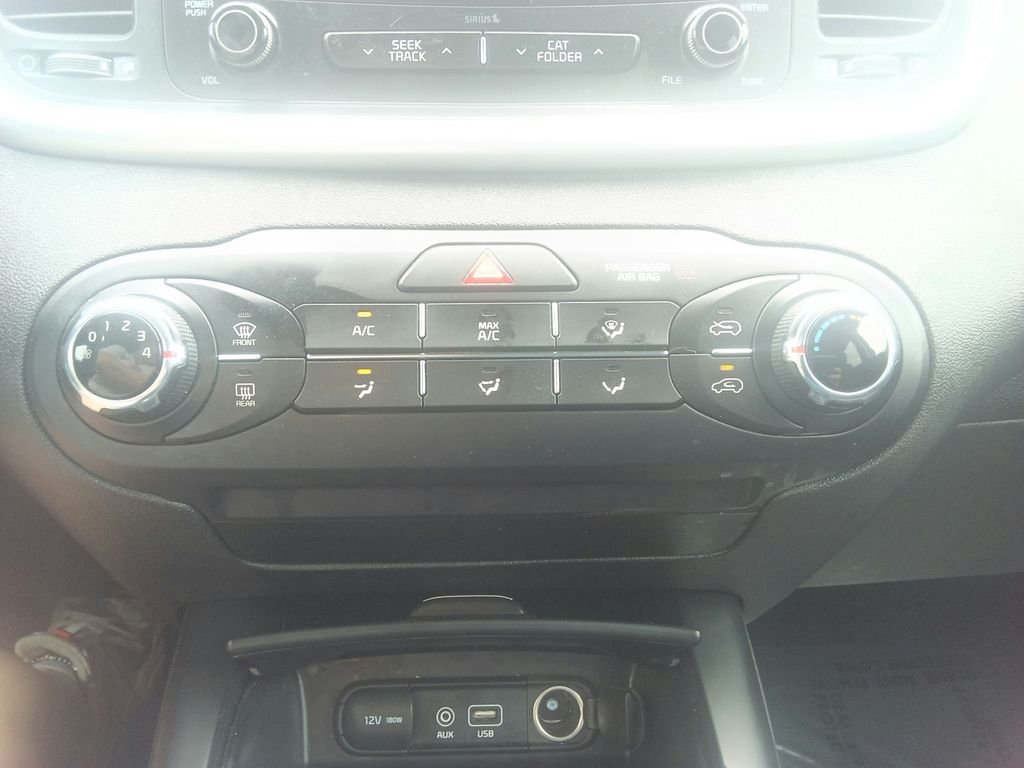 Used 2018 Silver Kia L image 28