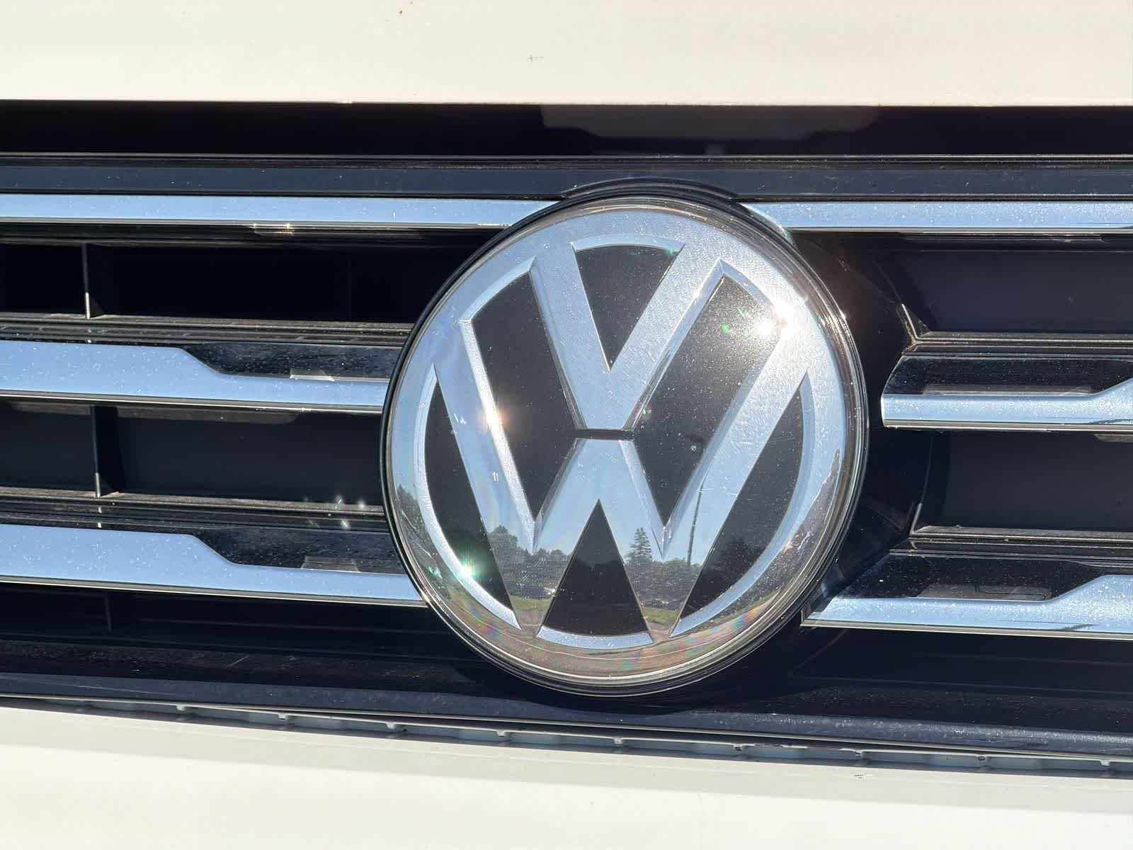 Used 2019 Pure White Volkswagen SE image 12