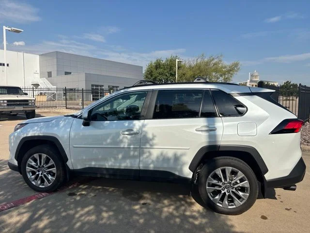 Used 2025 Beige Toyota XLE Premium image 8