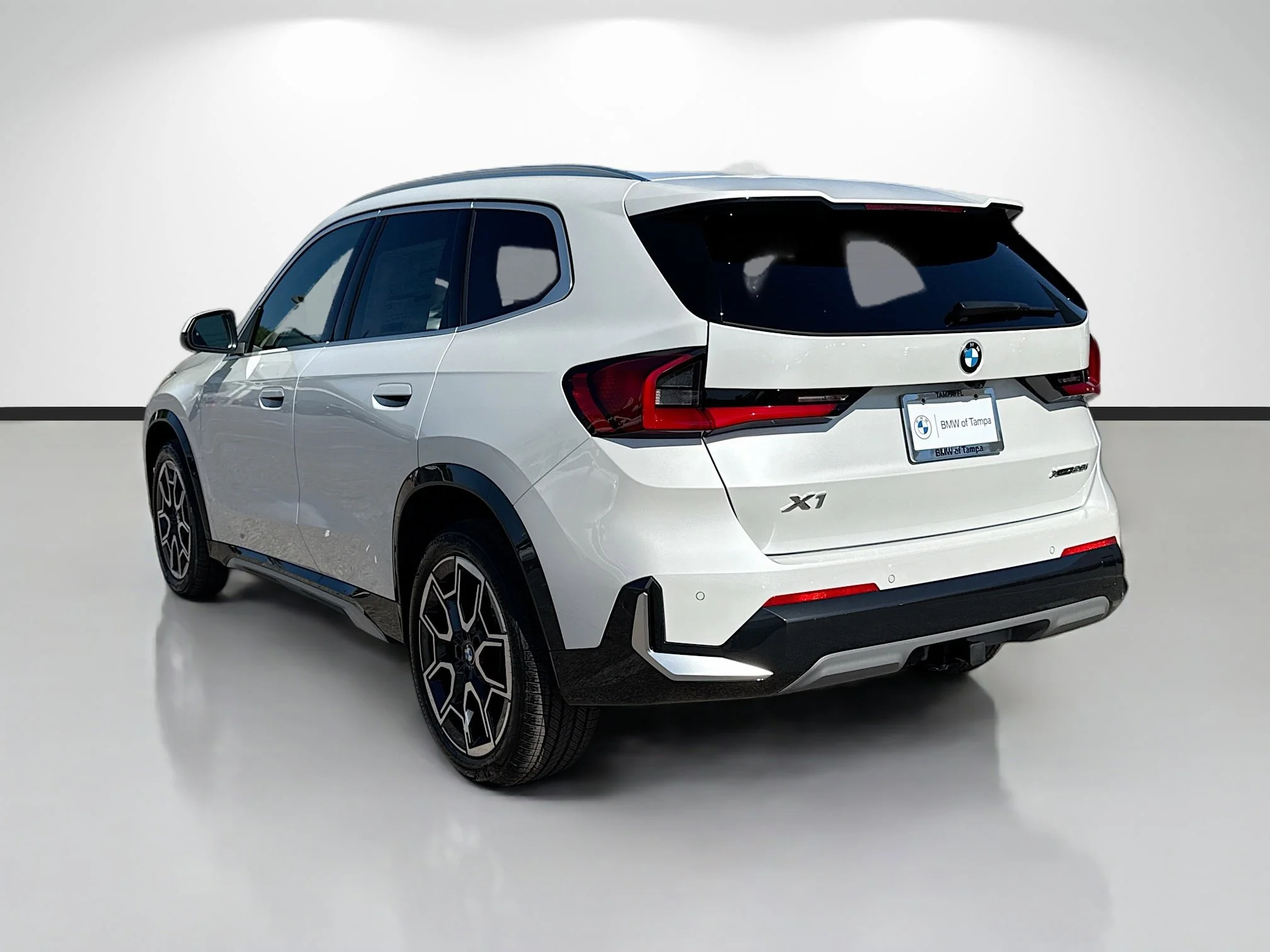 New 2026 Mineral White Metallic BMW xDrive28i image 5
