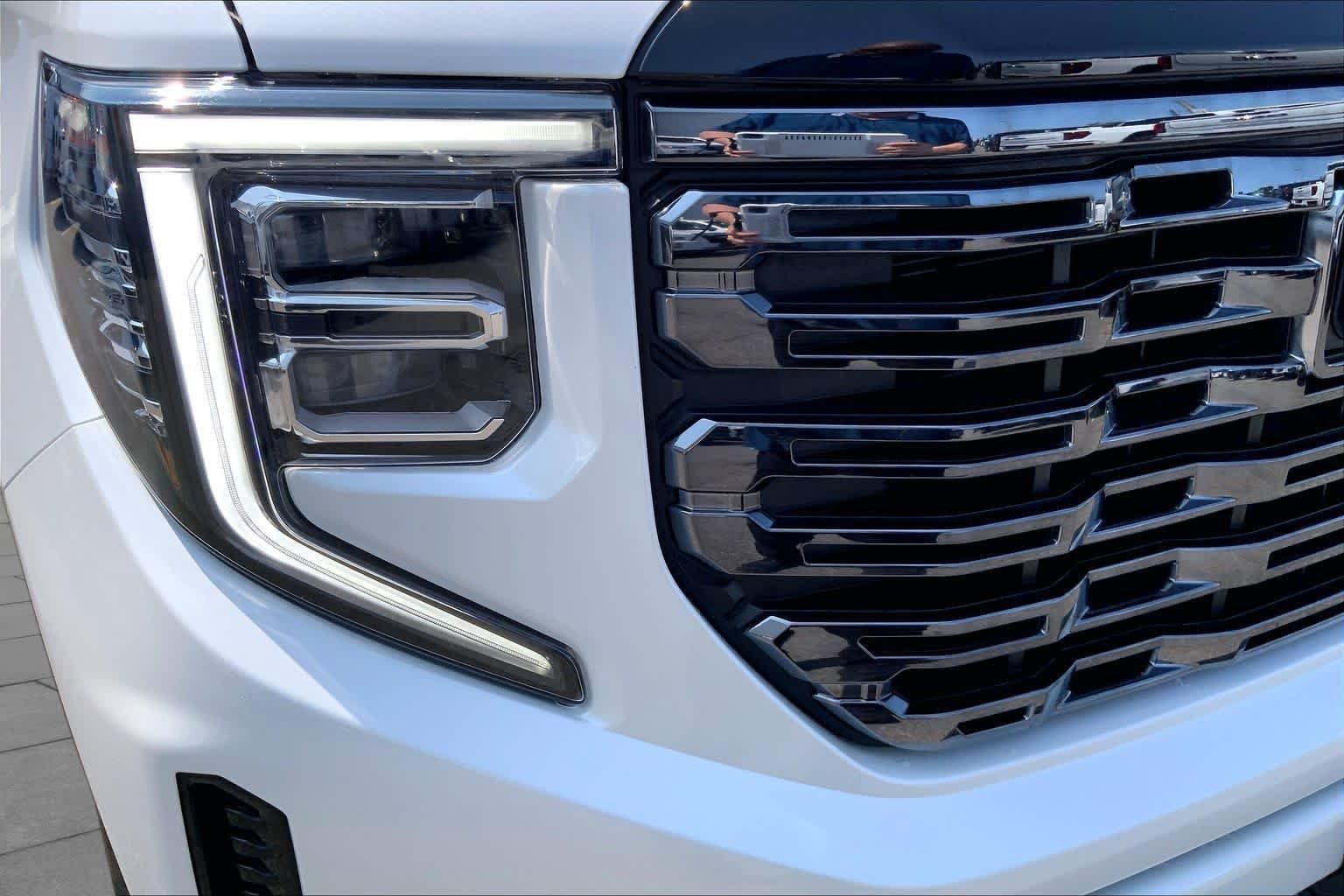 Used 2025 White Frost Tricoat GMC Denali Ultimate image 27