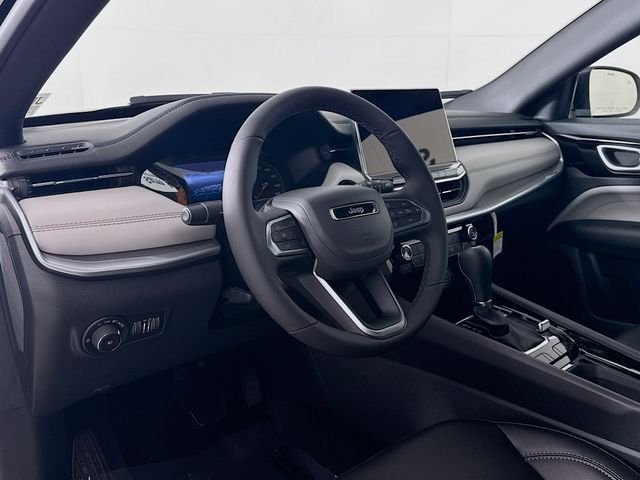 New 2026 Diamond Black Crystal Pearl-Coat Exterior Paint Jeep Limited image 9