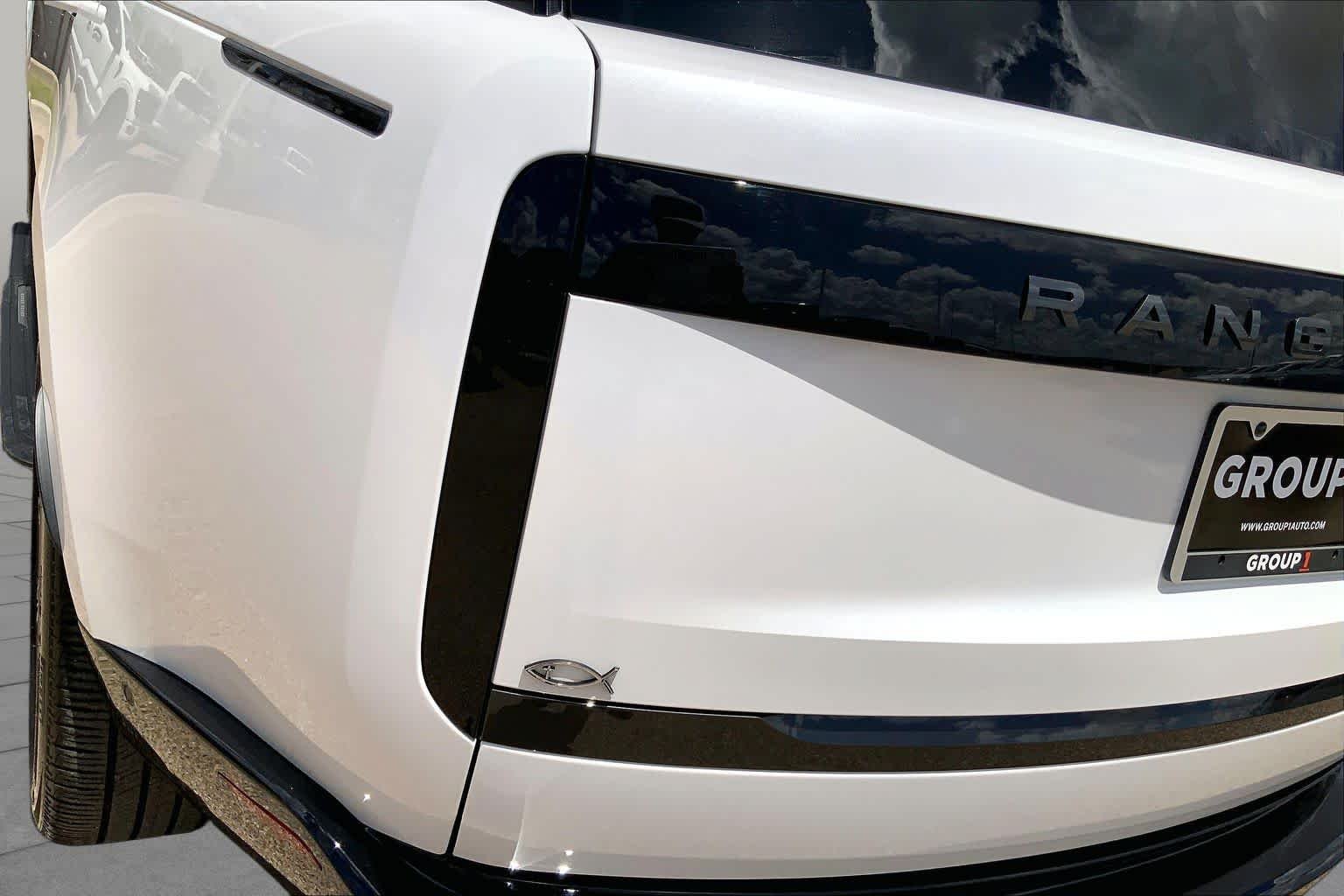Used 2025 Fuji White Land Rover Autobiography image 31