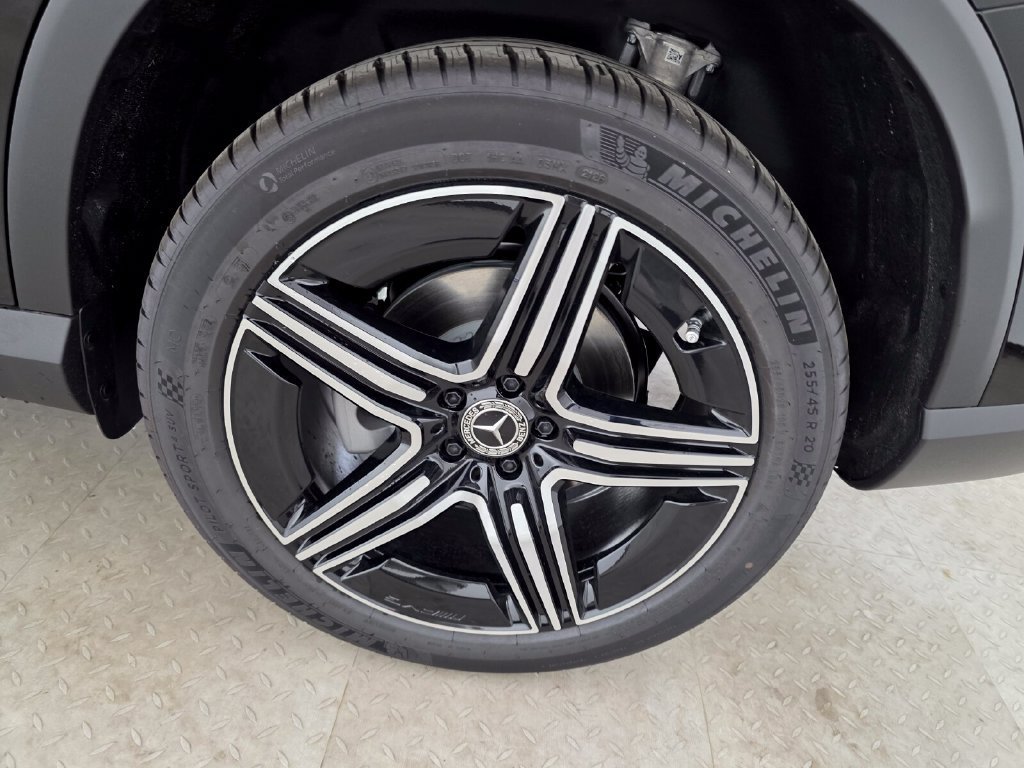 New 2027 Black Mercedes-Benz GLC 300 image 28