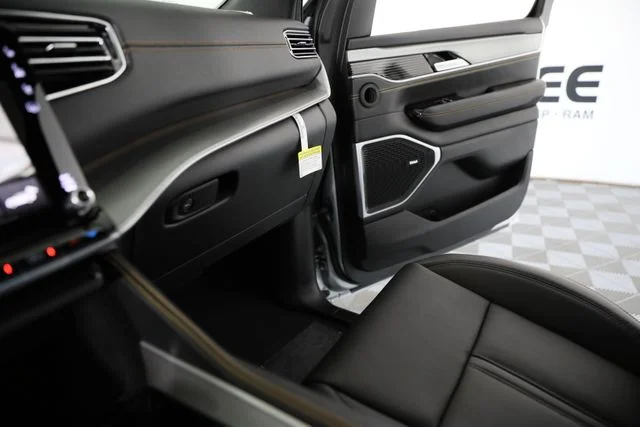 New 2026 Silver-Zynith Exterior Paint Jeep  image 16