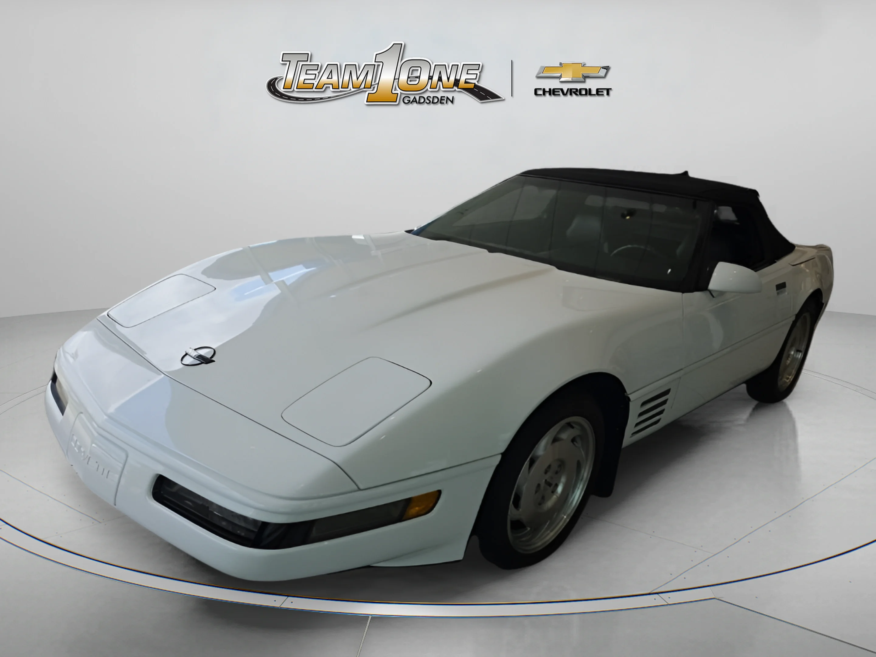 Used 1994  Chevrolet 2dr Convertible image 2