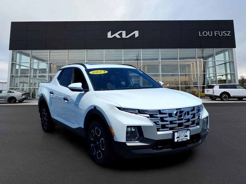 Used 2024 White Hyundai SEL image 1