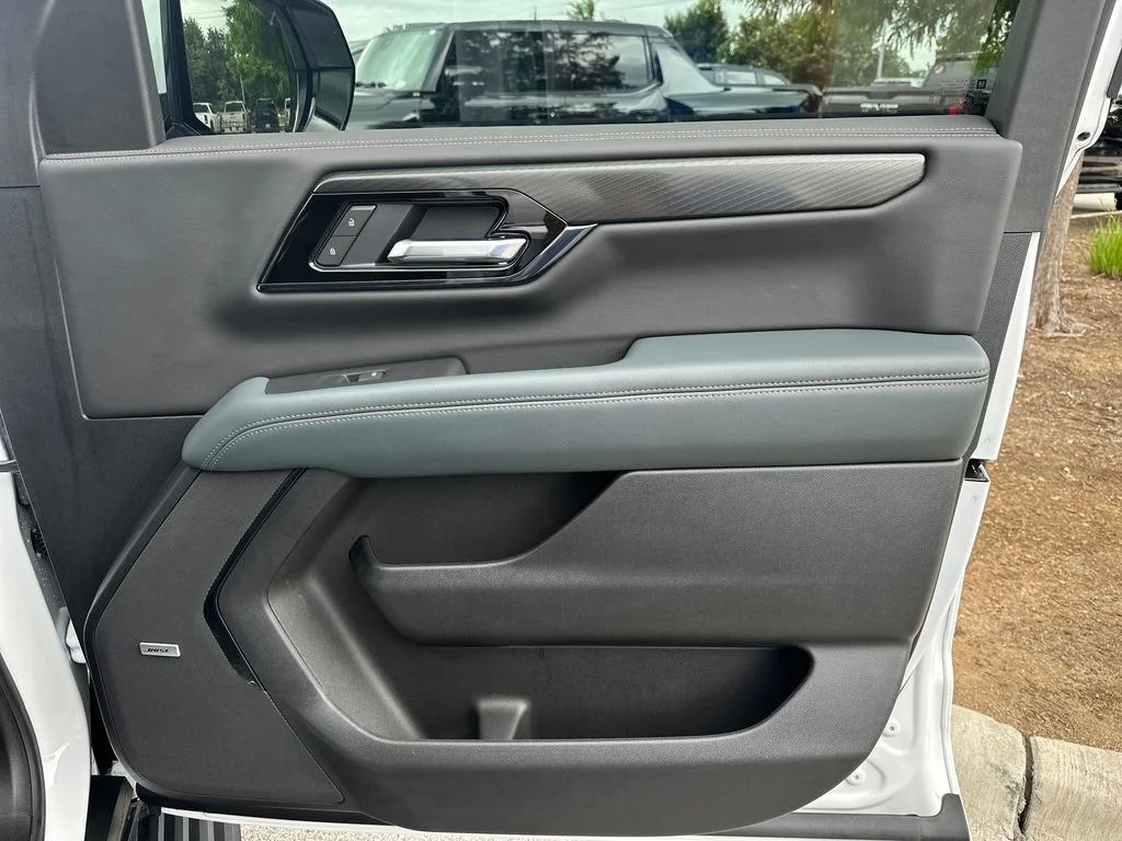 Used 2025 White GMC AT4 image 41