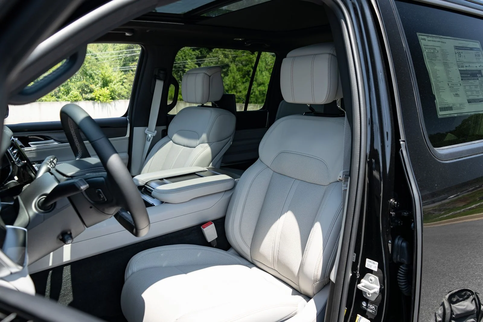 New 2026 High Gloss Black Exterior Paint Jeep Summit Obsidian image 25