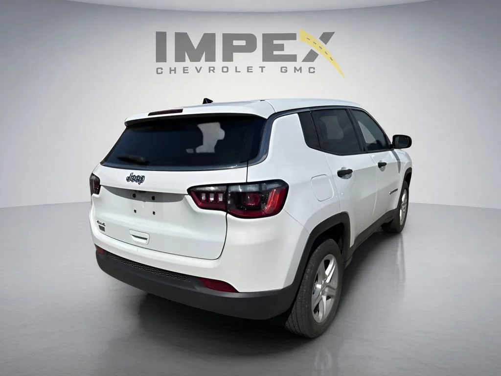 Used 2024  Jeep Sport image 4