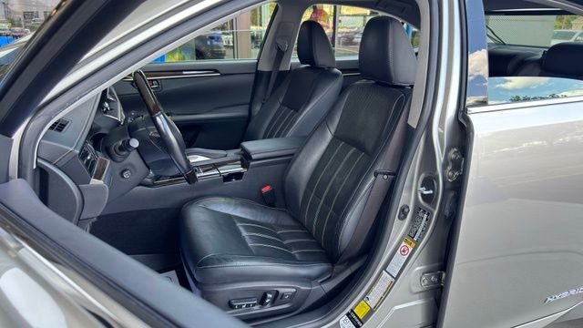 Used 2017 Atomic Silver Lexus 300h image 15