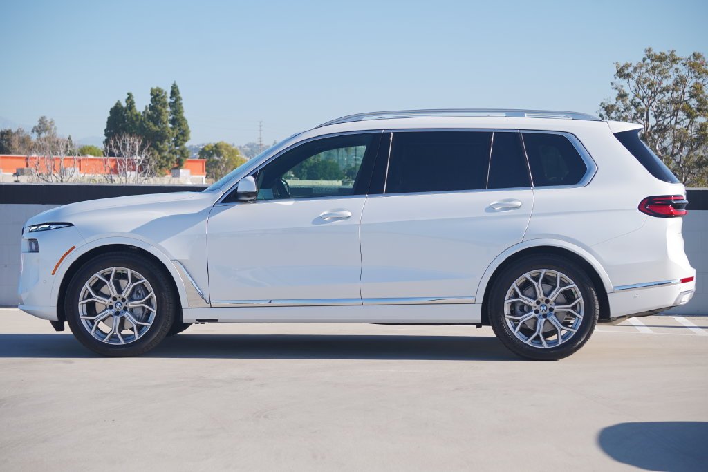 Used 2026 Mineral White Metallic BMW xDrive40i image 4