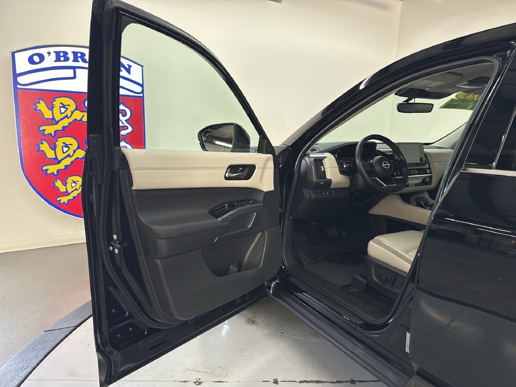 Used 2025 Super Black Nissan SL image 14