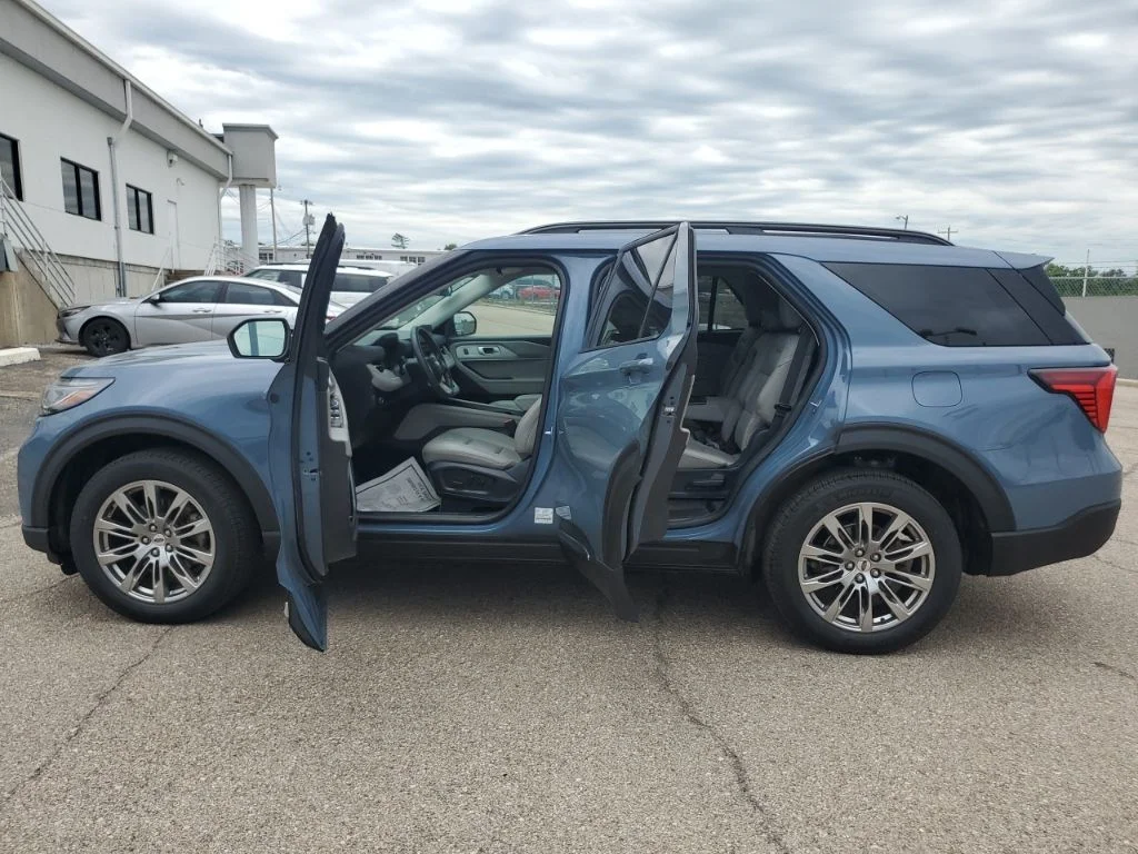 Used 2025 Vapor Blue Ford Active image 8
