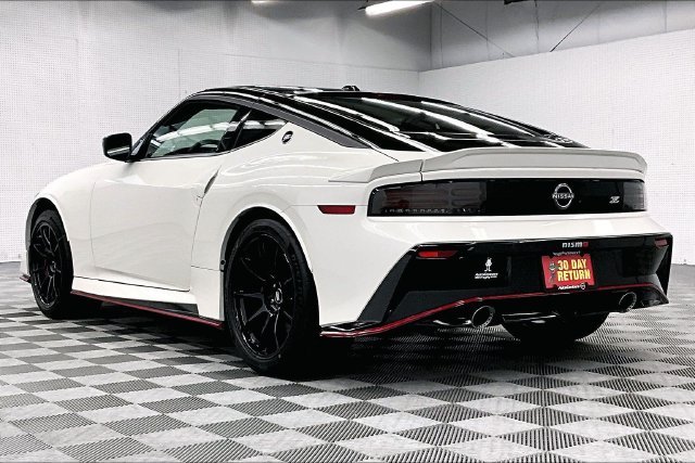 New 2027 Pearl White TriCoat/ Super Black Two Tone Nissan NISMO image 4