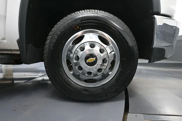 Used 2021 White Chevrolet LT image 12