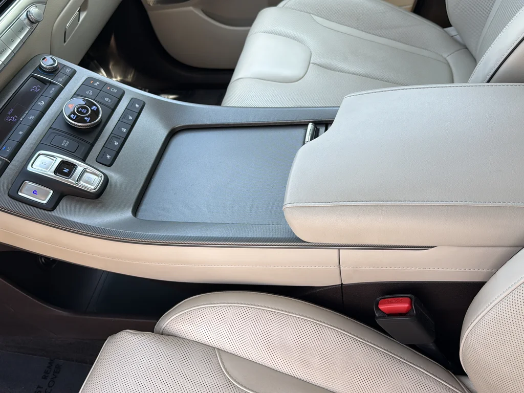 Used 2021 White Hyundai Calligraphy image 19