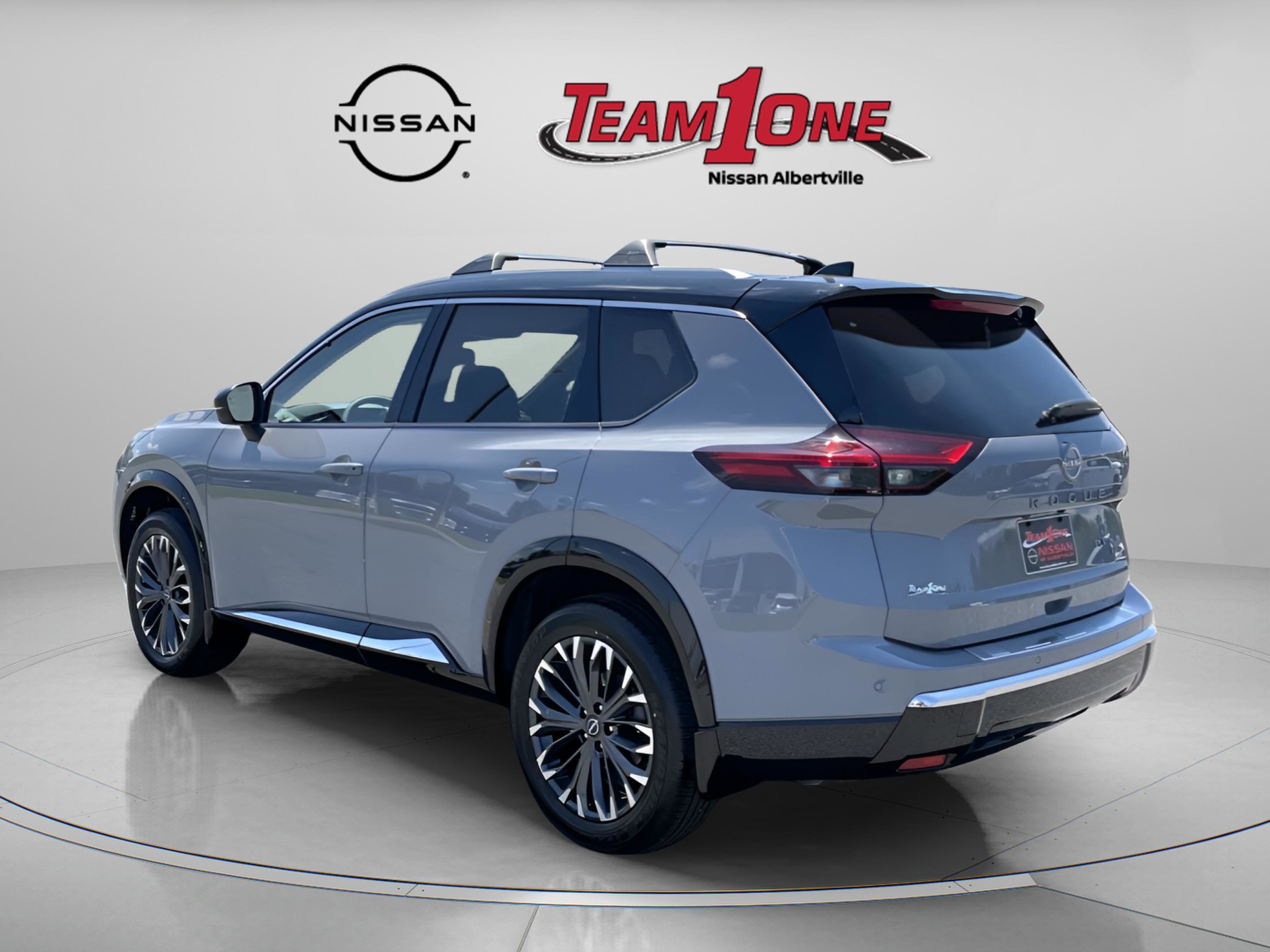 New 2026 Boulder Gray Pearl / Super Black Two-tone Nissan Platinum image 4