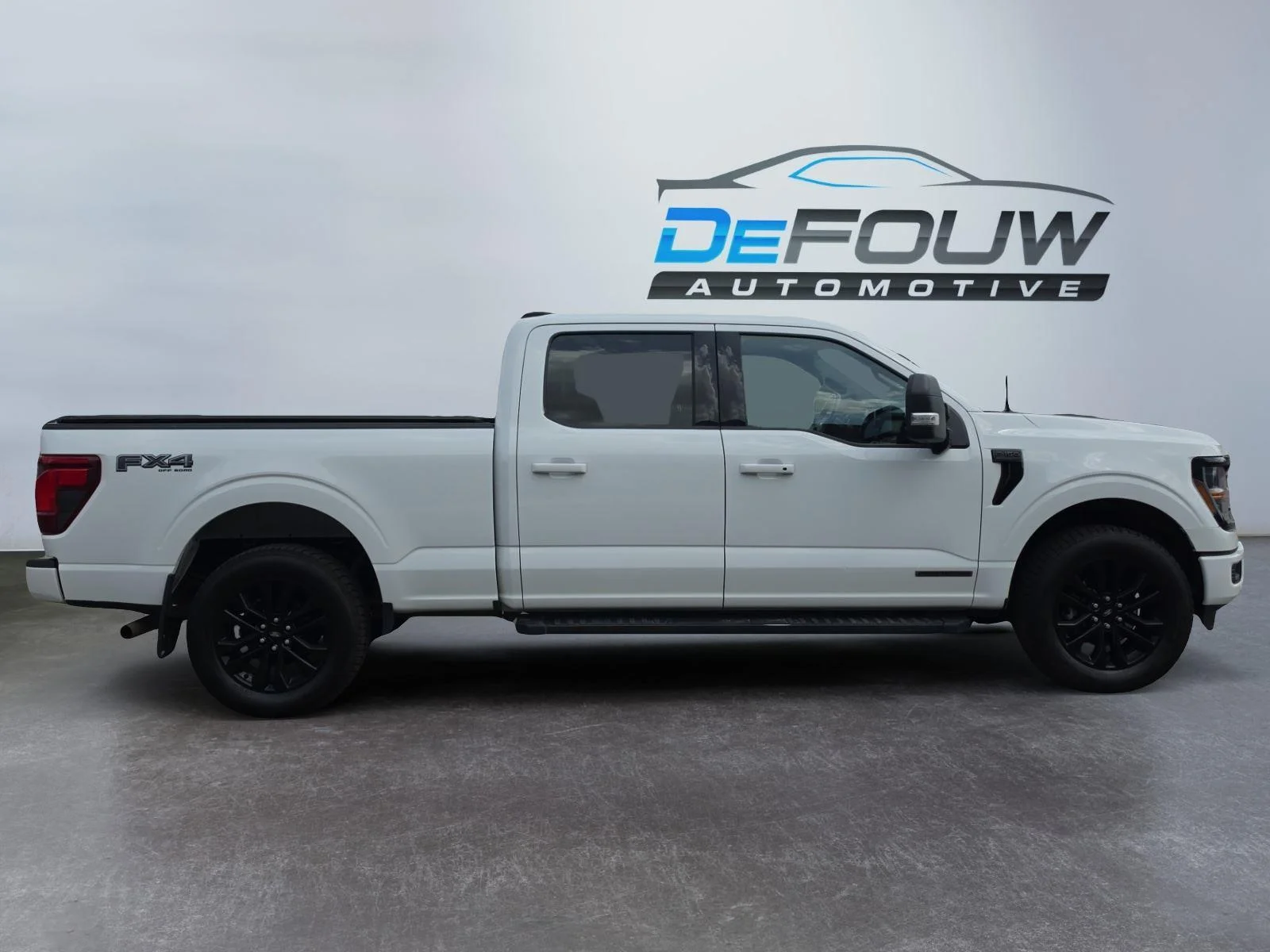 Used 2024 Oxford White Ford XLT image 2