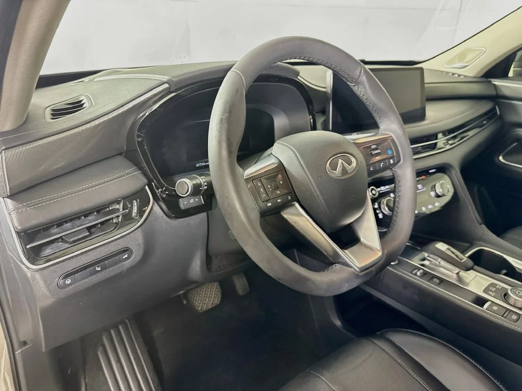 Certified Used 2024 Silver INFINITI LUXE image 12