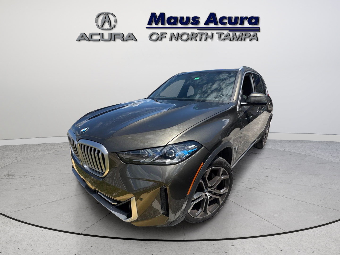 Used 2024 Green BMW sDrive40i image 2
