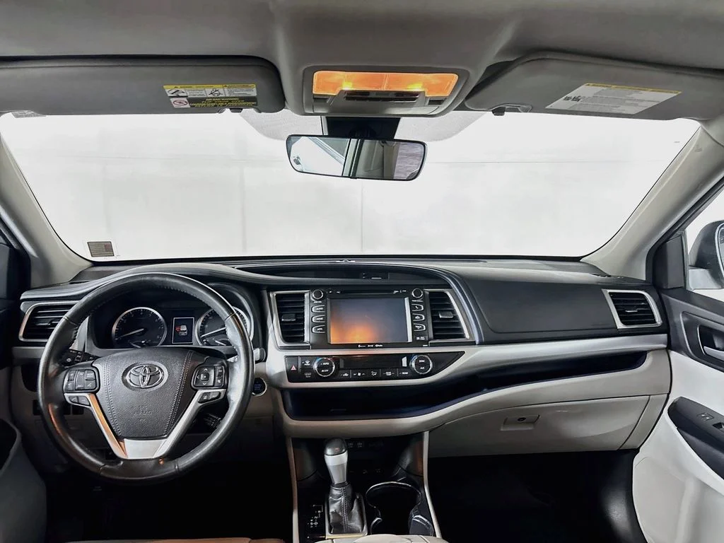Used 2018 Silver Toyota XLE image 12