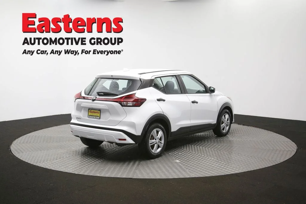 Used 2022 White Nissan S image 39
