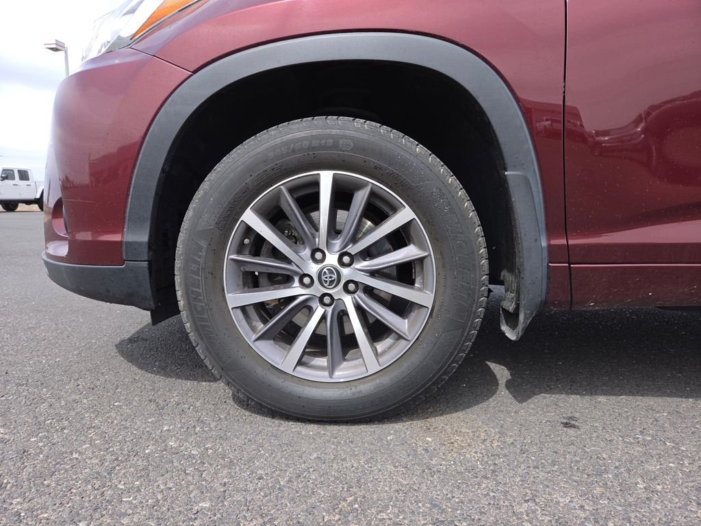 Used 2017 Red Toyota XLE image 9