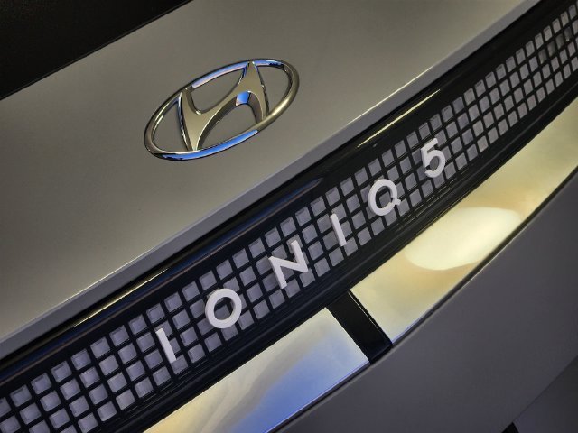 2024 Hyundai IONIQ 5 Limited - Photo 9