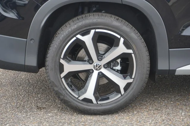 New 2026 Deep Black Pearl Volkswagen SE image 6