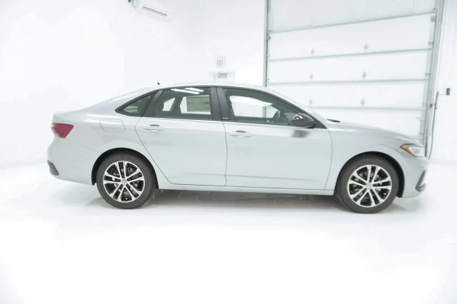 2026 Volkswagen Jetta Sport - Photo 4