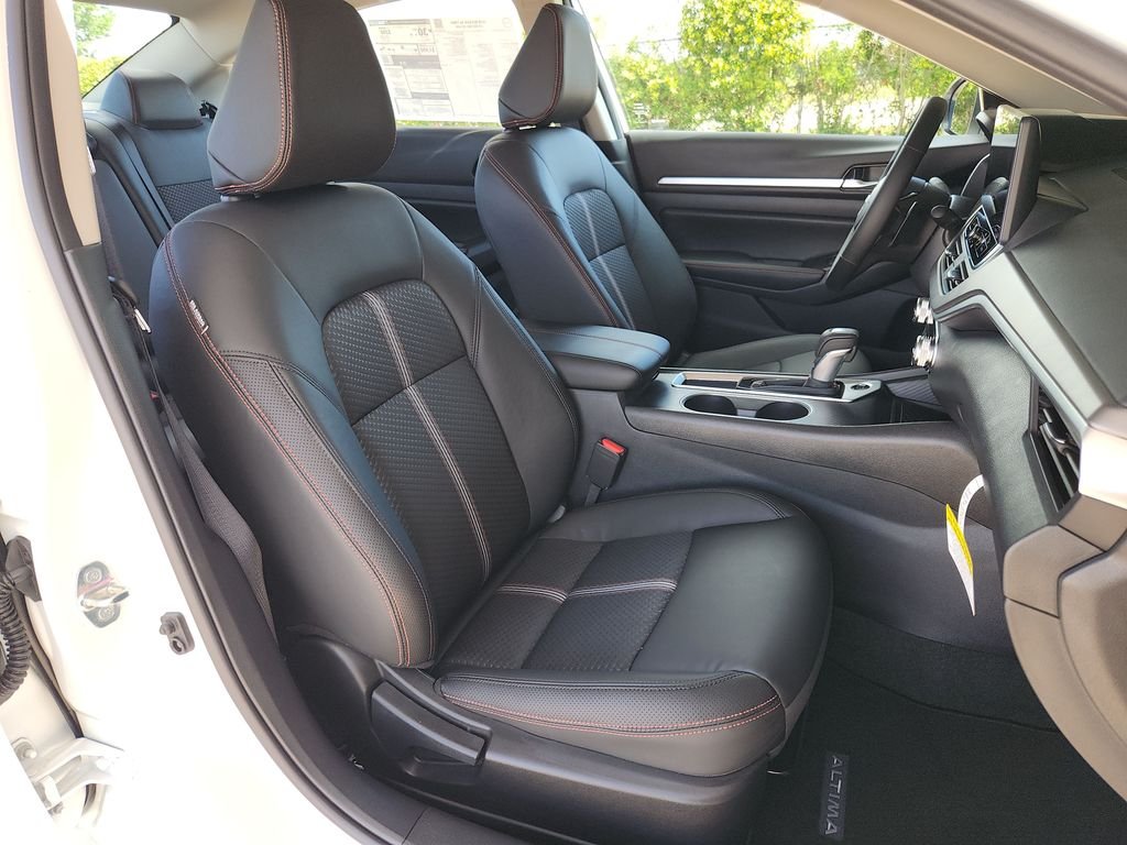 New 2026 Pearl White TriCoat / Super Black Two-tone Nissan 2.5 SR image 12