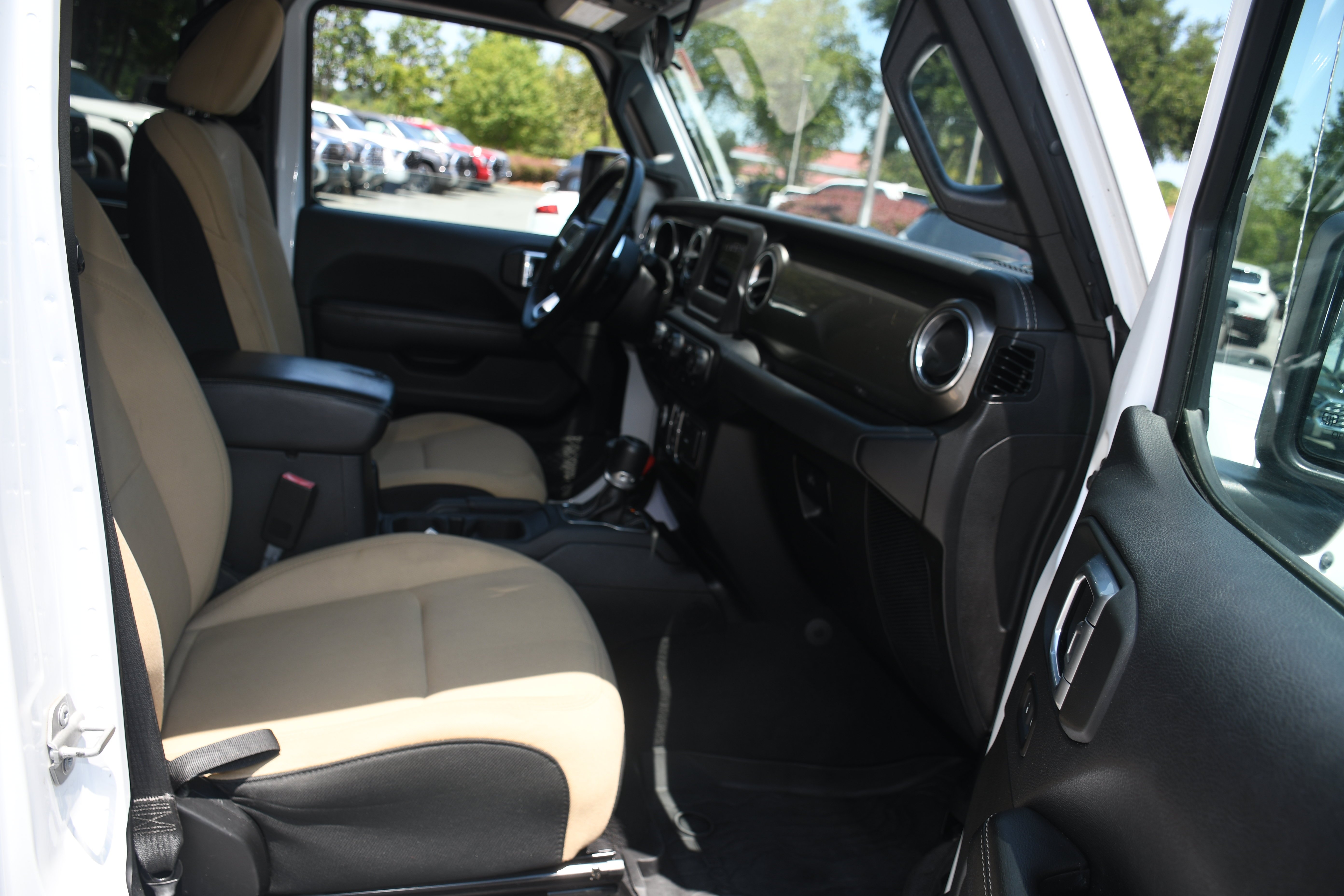 Used 2021 White Jeep Unlimited Sahara image 19