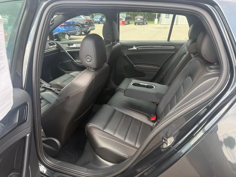Used 2017  Volkswagen Autobahn image 6
