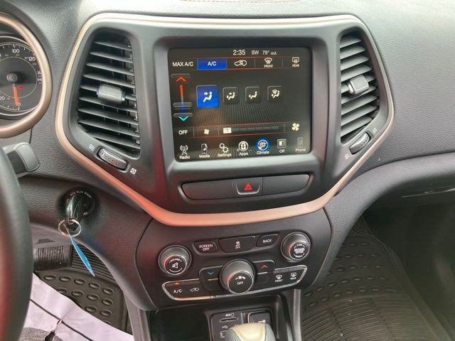 Certified Used 2017 Bright White Clearcoat Jeep Latitude image 15