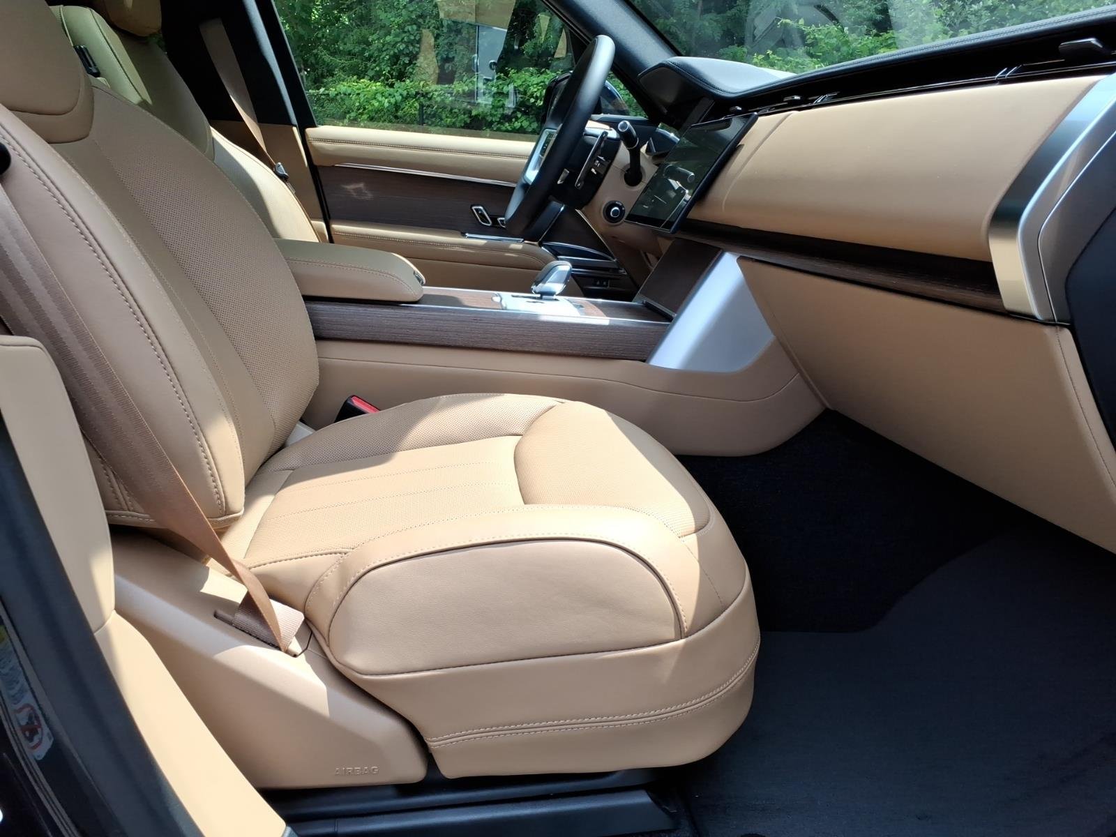 New 2026 Santorini Black Land Rover SE image 3