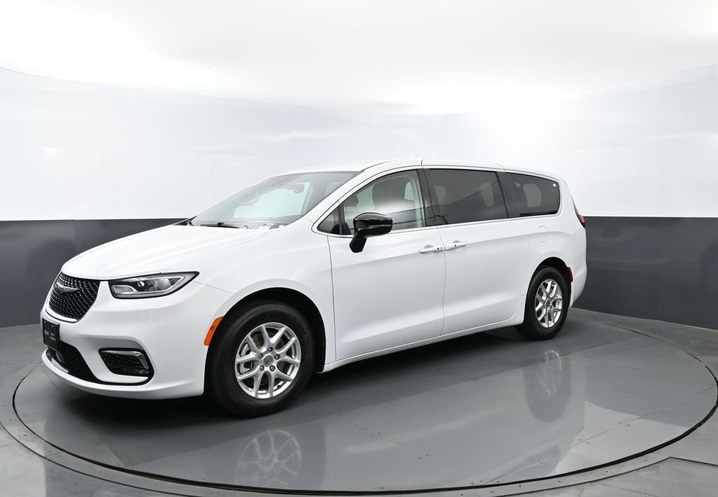 2024 Chrysler Pacifica Touring L's photo
