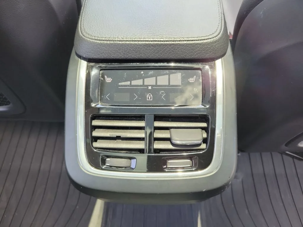 Used 2020 White Volvo T6 Momentum 7 Passenger image 19