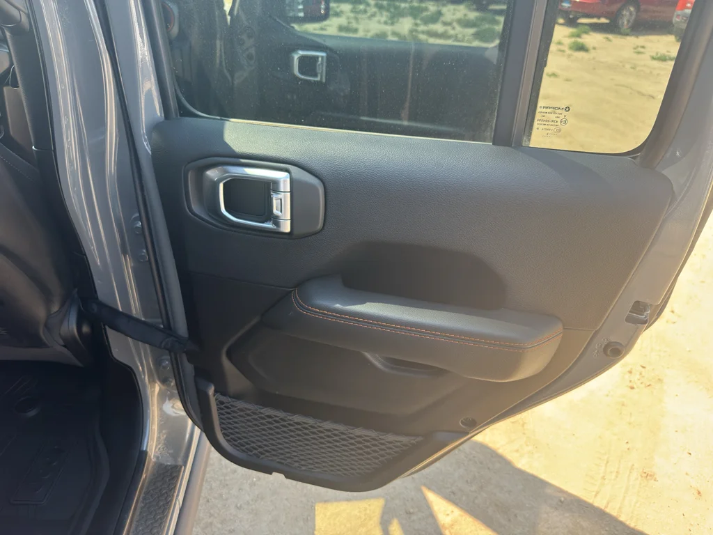 Used 2022 Sting-Gray Clearcoat Jeep Mojave image 14