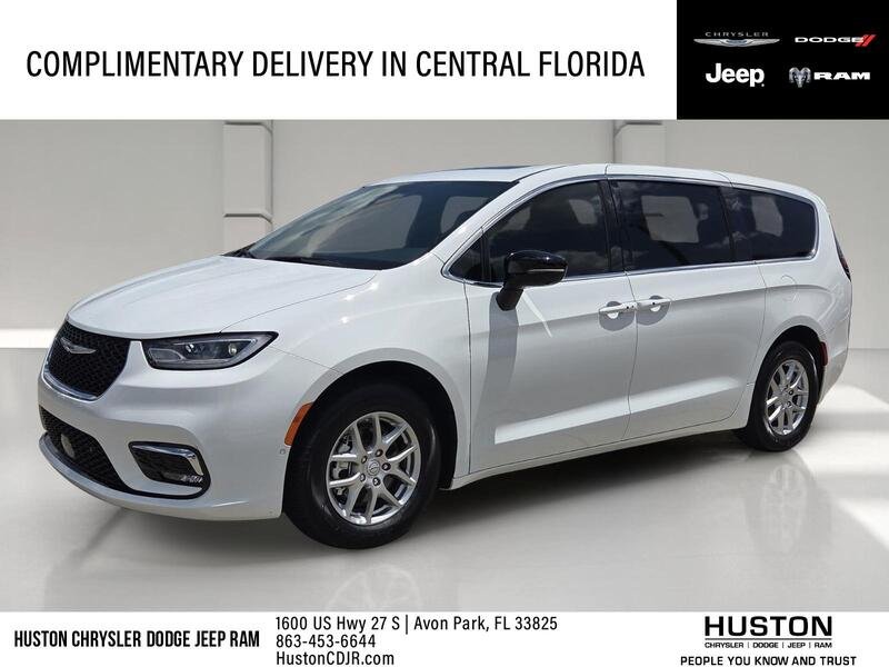 2026 Chrysler Pacifica Select's photo