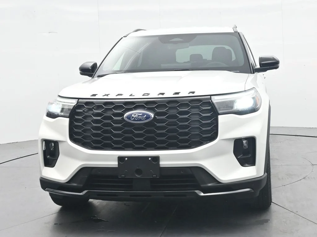 New 2026 Star White Metallic Tri-Coat Ford ST-Line image 2