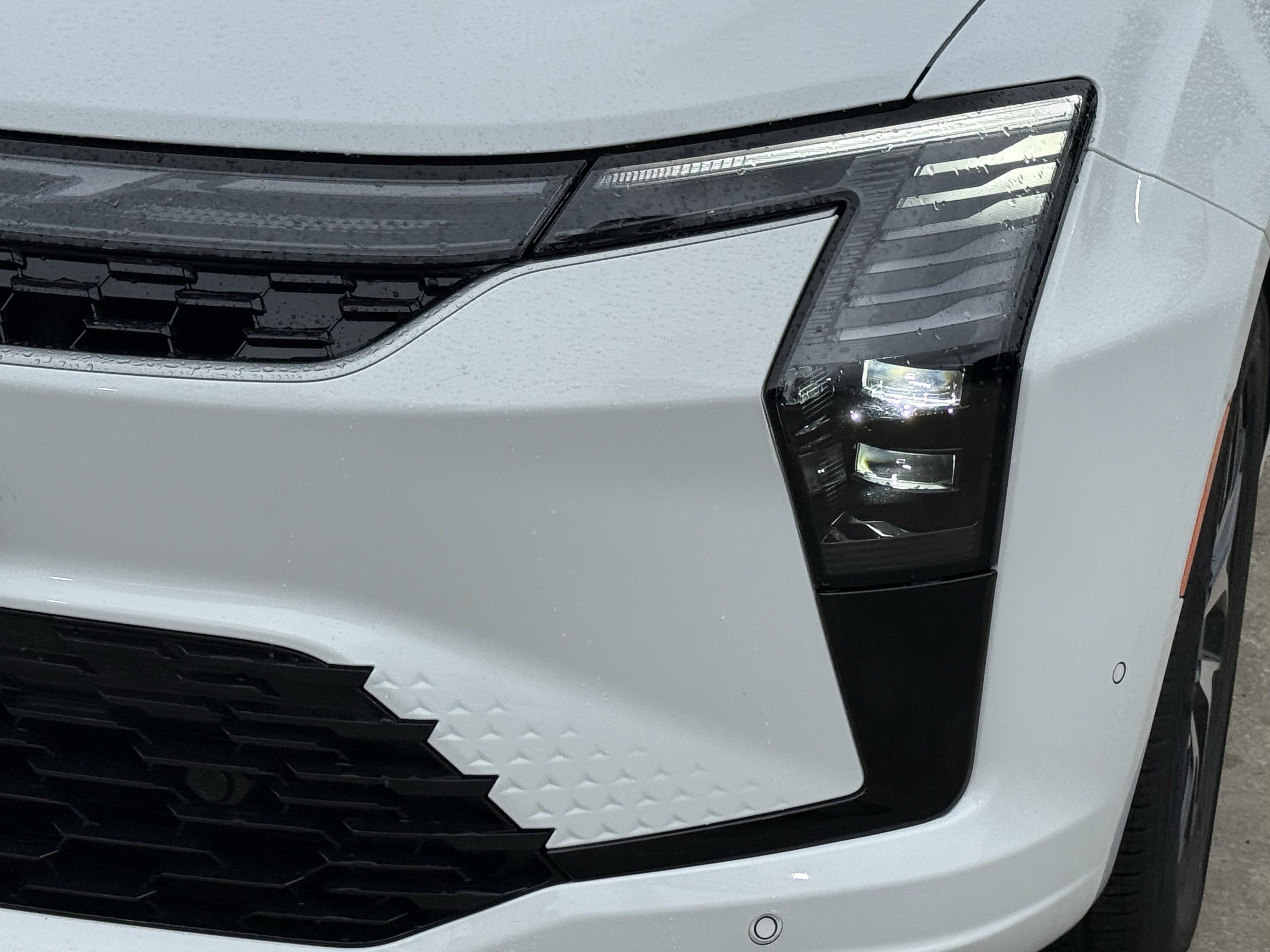 New 2027 Bright White Clear-Coat Exterior Paint Chrysler Limited image 7
