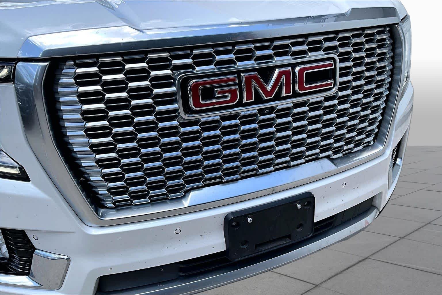 Used 2022 White Frost Tricoat GMC Denali image 28