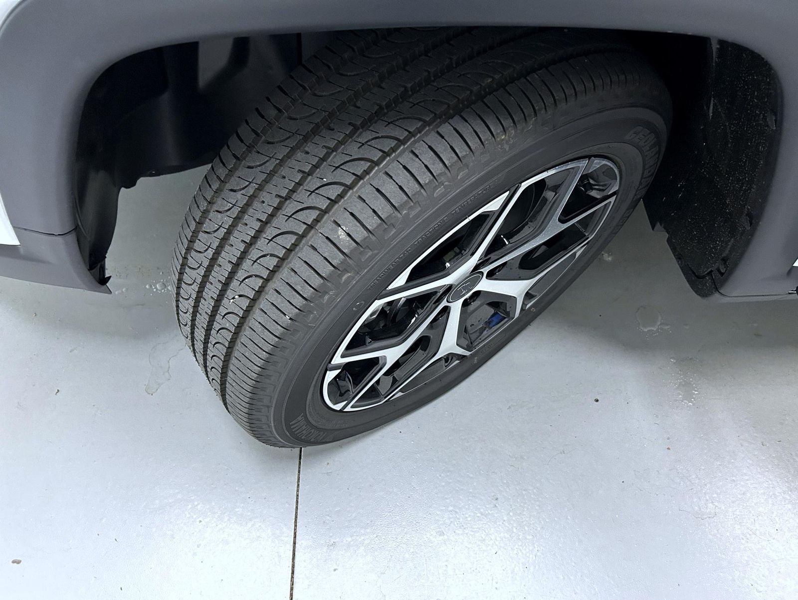 New 2026 Bright White Clear-Coat Exterior Paint Jeep Limited image 23