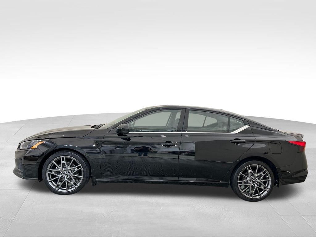 Used 2023 Black Nissan 2.0 SR image 2