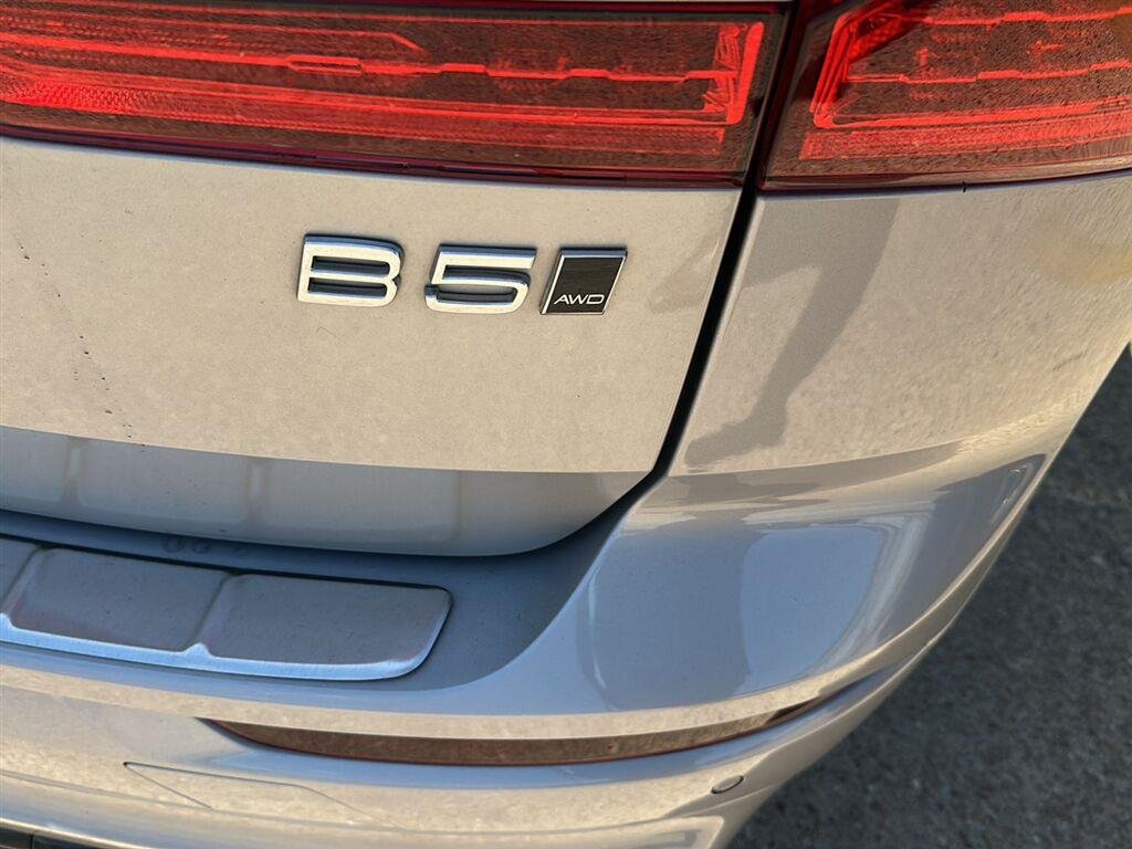 Used 2023 Silver Dawn Metallic Volvo Plus Dark Theme image 4