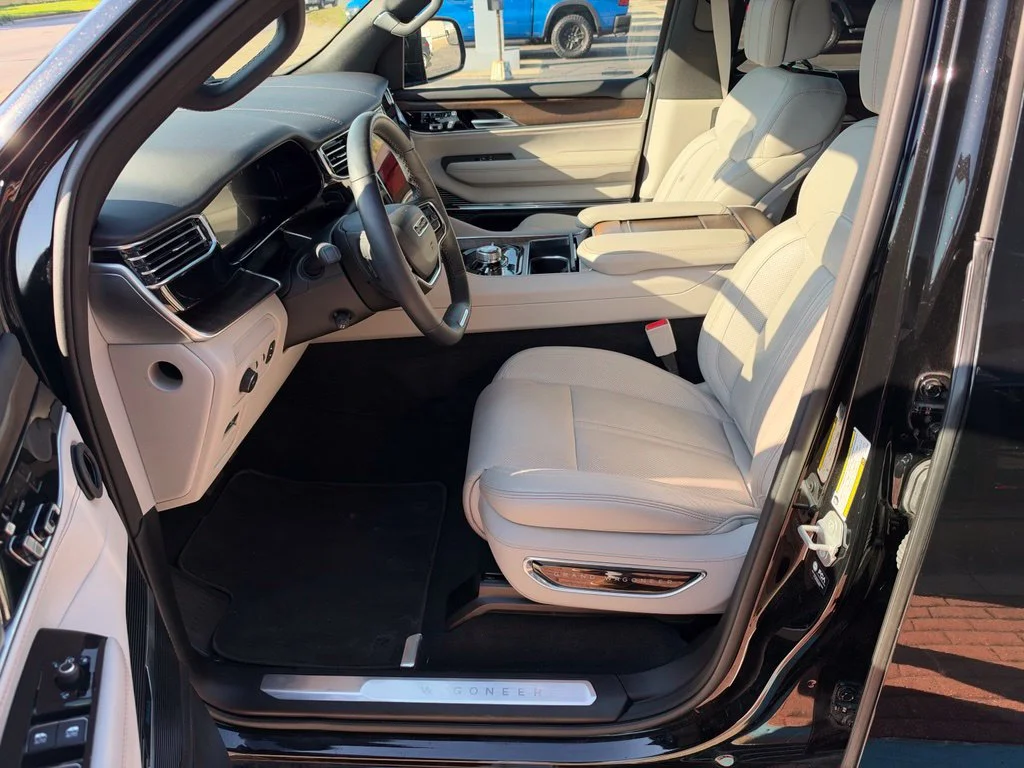 Used 2025 Black Jeep Base image 18
